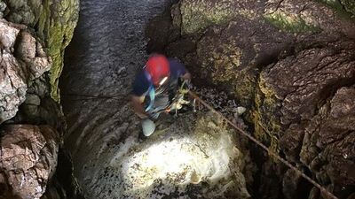 Buz mağarasında 80 metreden düşen kişi öldü