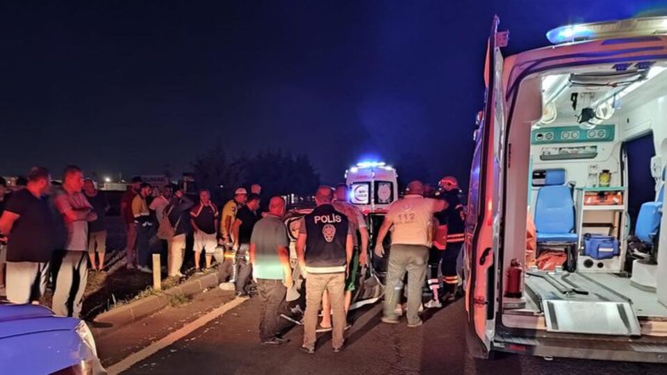 Kırmızı ışıkta bekleyen otomobile kamyon çarptı: 4 yaralı