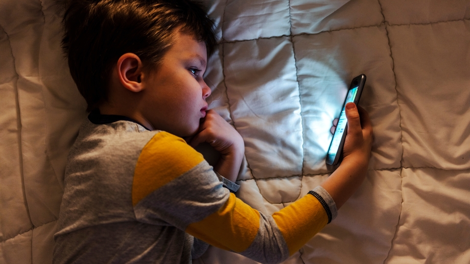 Ekran bağımlılığı tetikledi! Küçük yaşlara kadar indi