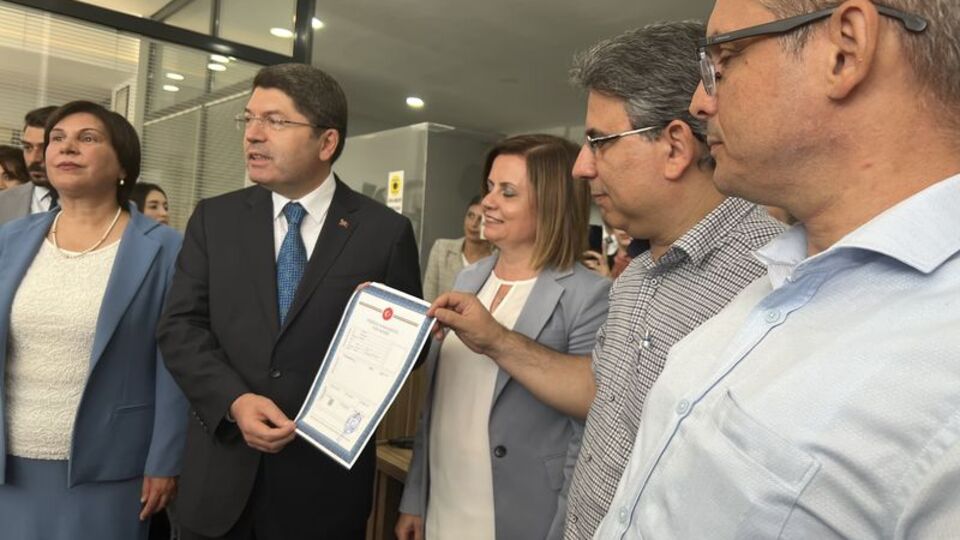 Noterliklerdeki taşınmaz satışı uygulamasında ilk tapu teslim edildi