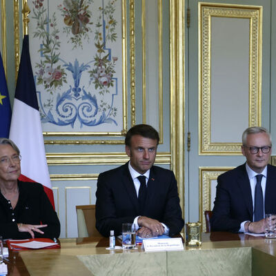 Macron: Sosyal medya yasaklarına yoğunlaşmalıyız