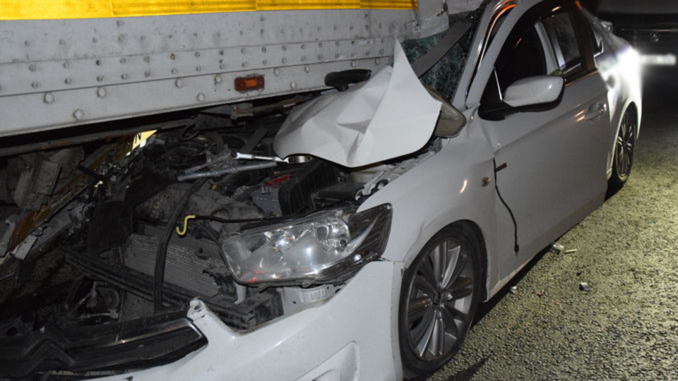 Otomobil TIR'ın altına girdi: 2 ağır yaralı