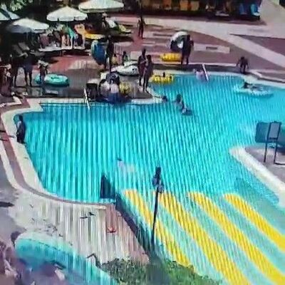 Su kaydırağında kayarken başını havuzun zeminine çarptı!