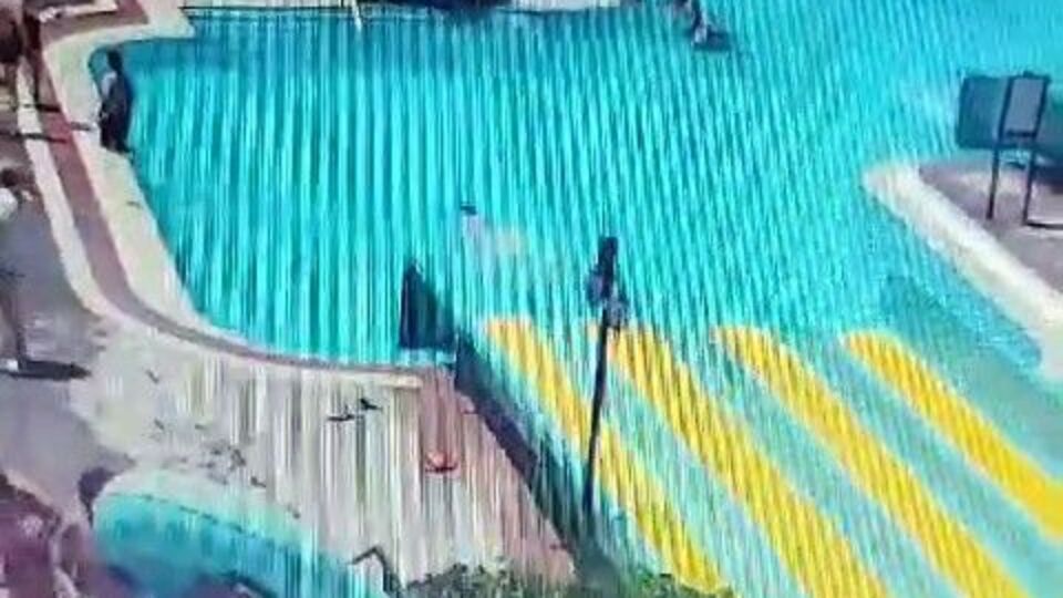 Su kaydırağında kayarken başını havuzun zeminine çarptı!