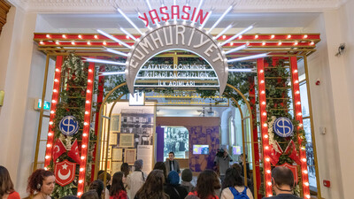 "Yaşasın Cumhuriyet!" Sergisi'nde yaz trafiği