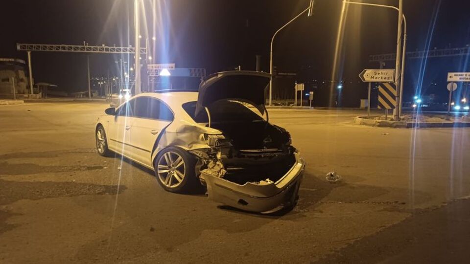 İki otomobil çarpıştı: 1'i çocuk 5 yaralı