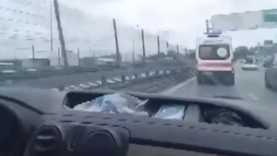 Ambulansın peşine takıldı! Takip mesafesini korumayınca kaza yaptı