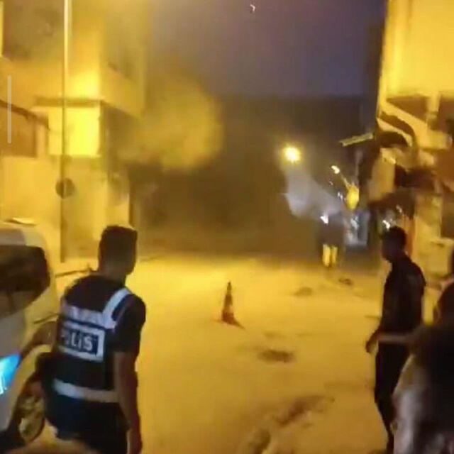 Gaziantep'te ağır hasarlı binanın çökme anı kamerada
