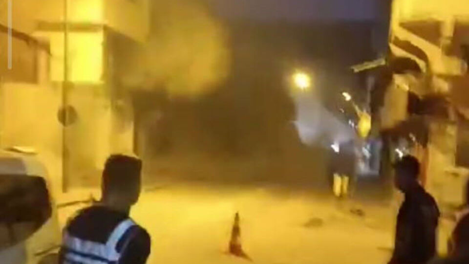 Gaziantep'te ağır hasarlı binanın çökme anı kamerada
