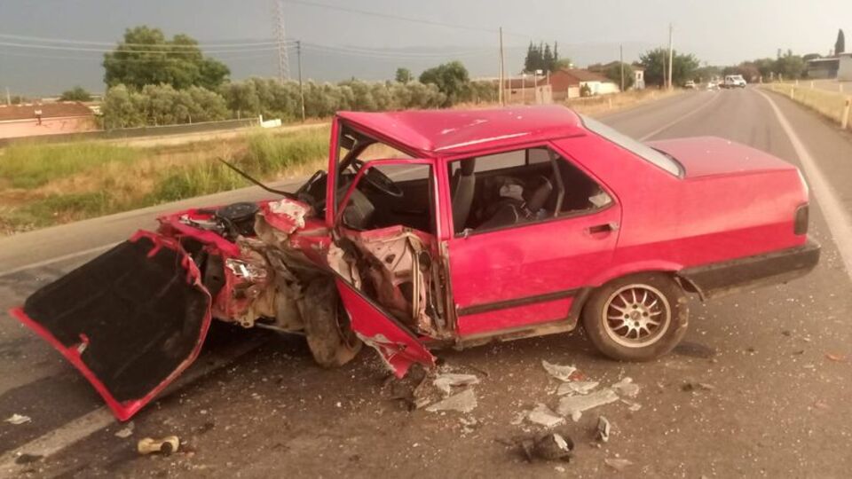 Çarpışan iki otomobil hurdaya döndü: 4 yaralı