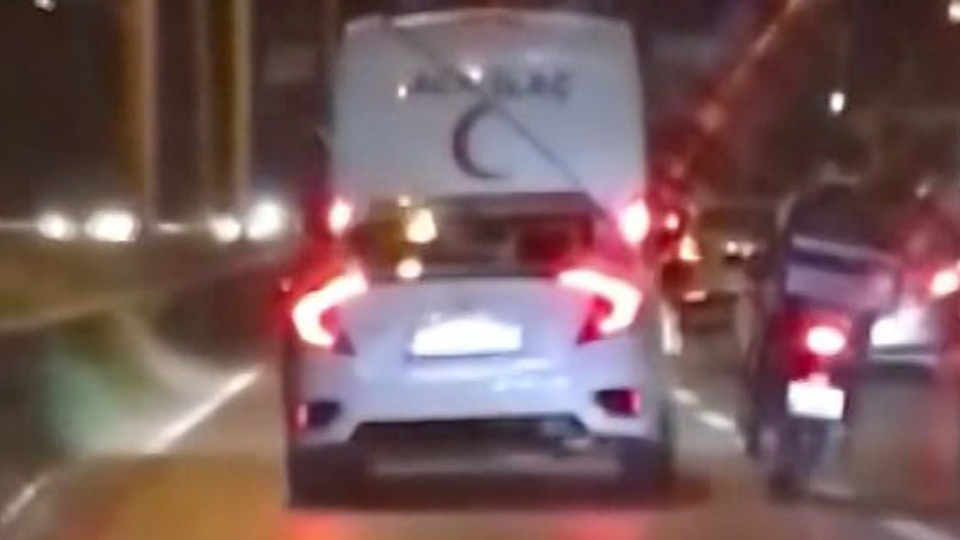 Makas attı, kendisini uyaran motosikletliyi sürükledi!