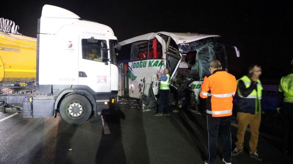 Yolcu otobüsü TIR'a çarptı: 1 ölü, 19 yaralı