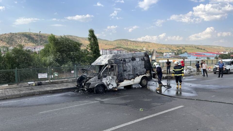 Bingöl'de seyir halindeki minibüs yandı