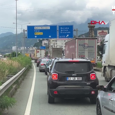 Sarp Sınır Kapısı'na telefon akını; 15 kilometrelik araç kuyruğu oluştu