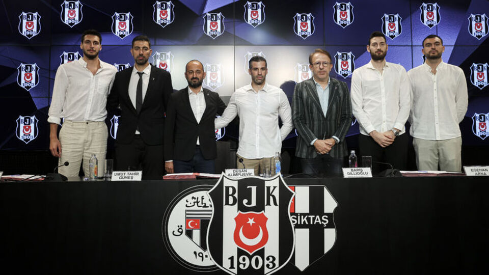 Beşiktaş'ta yeni transferlere imza töreni