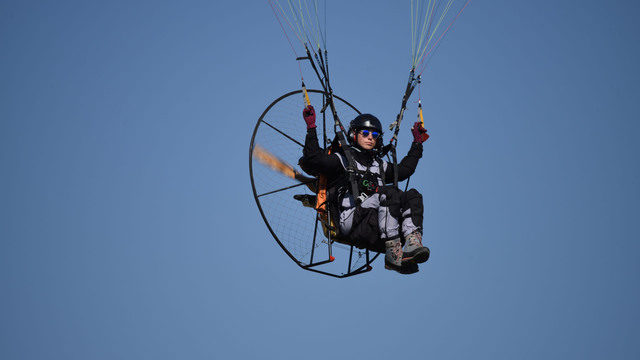 Adana'dan Mersin'e paramotor ile uçtu