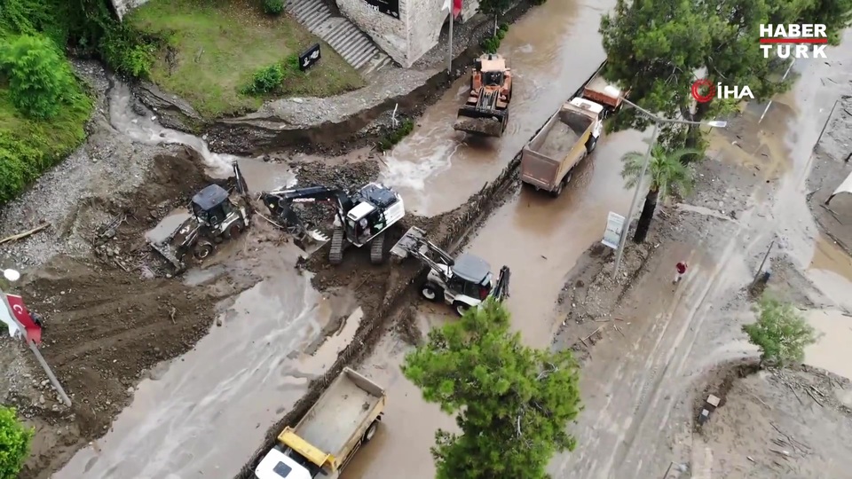 Ordu'da sel sahil yolunu kapattı