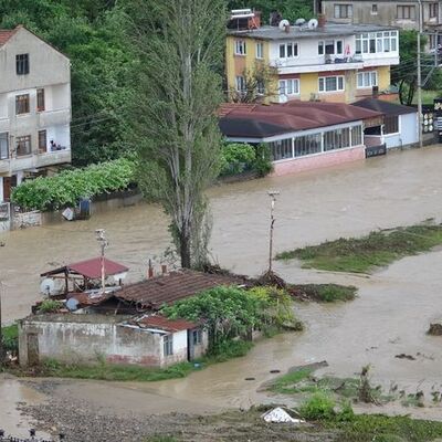 Kuvvetli yağış sonrası heyelan! Yol ulaşıma kapandı