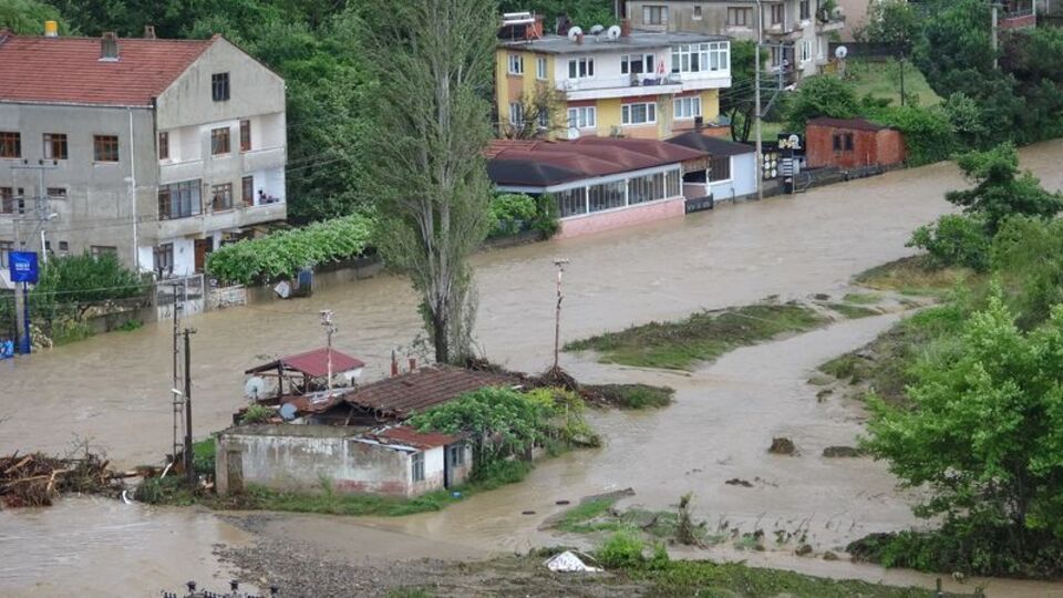 Kuvvetli yağış sonrası heyelan! Yol ulaşıma kapandı
