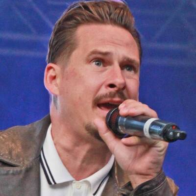 Ünlü şarkıcı uçakta olay çıkardı