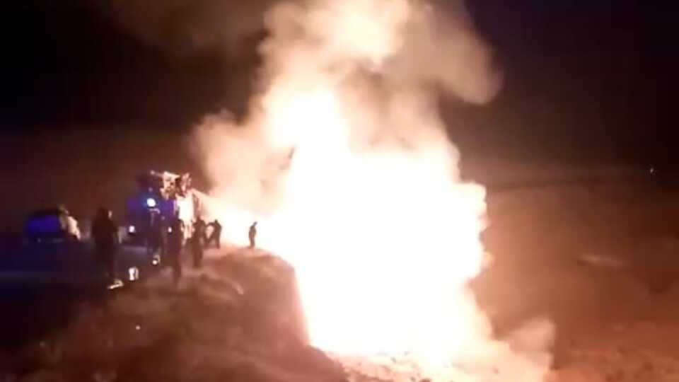 Şarampole yuvarlanan kamyonda alevlerin içerisinde kaldılar!