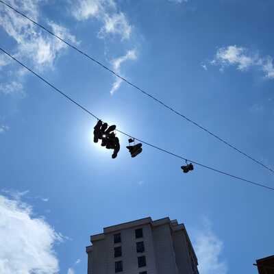 Elektrik tellerine asılan ayakkabılar şaşkına çevirdi!