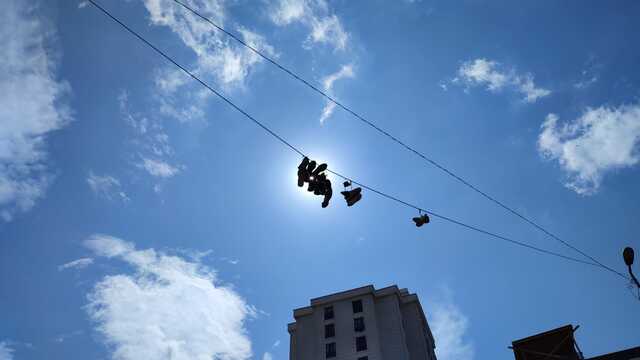 S�rr� ��z�lemedi! �stanbul'da elektrik tellerine as�lan ayakkab�lar �a�k�na �evirdi