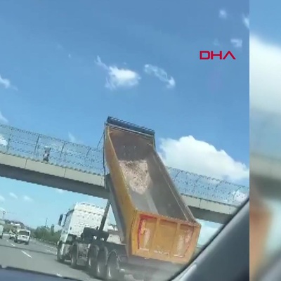 Sultanbeyli TEM'de hafriyat kamyonunun damperi üst geçide çarptı