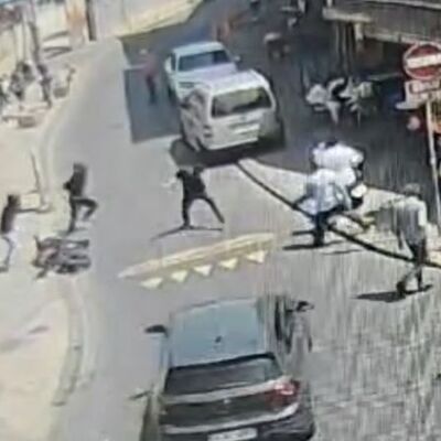 Polis amiri, motosikletteki gaspçıların üzerine atladı!