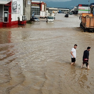 Sular altında kalan sanayi sitesinde tahliye çalışması!