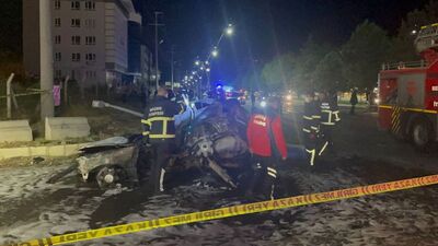 Önce yayaya ardından elektrik direğine çarpan otomobil yandı: 3 ölü