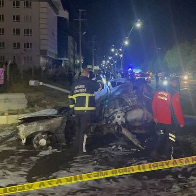 Önce yayaya ardından elektrik direğine çarpan otomobil yandı: 3 ölü