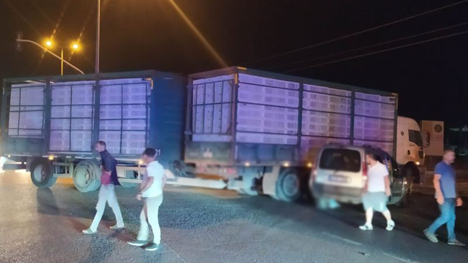 Kırmızı ışıkta geçen hafif ticari araç TIR'la çarpıştı: 9 yaralı