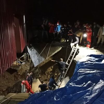 Fabrikanın zemini çöktü! Göçük altında kalan 3 işçiden 2'si kurtarıldı