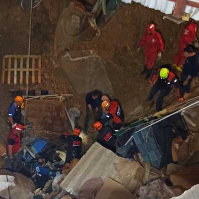 Fabrikada göçük! 2 işçi kurtarıldı, 1 işçi toprak altında