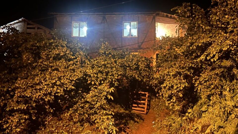 Kayalıktan düştü, sel sularına kapıldı!