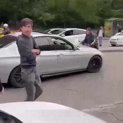 Tartıştığı kuryeyi aracın kaputunda sürükledi!