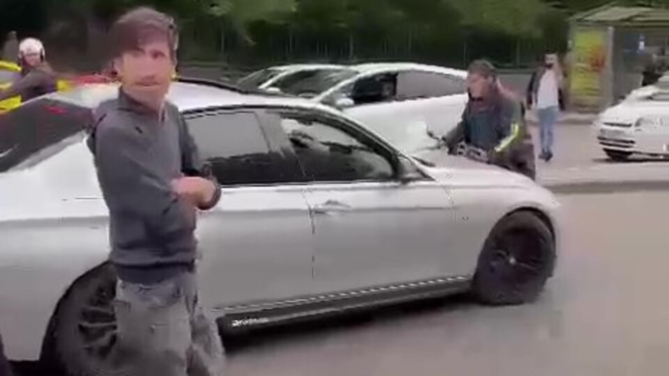 Tartıştığı kuryeyi aracın kaputunda sürükledi!