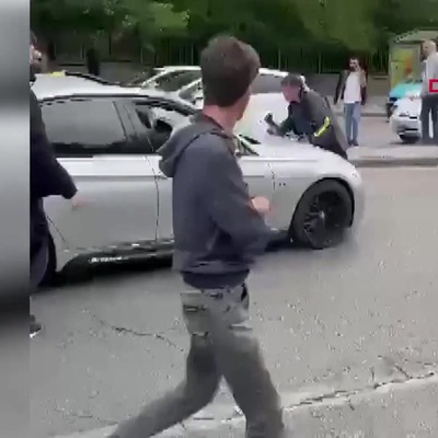Tartıştığı motokuryeyi otomobilin kaputunda sürükledi; o anlar kamerada
