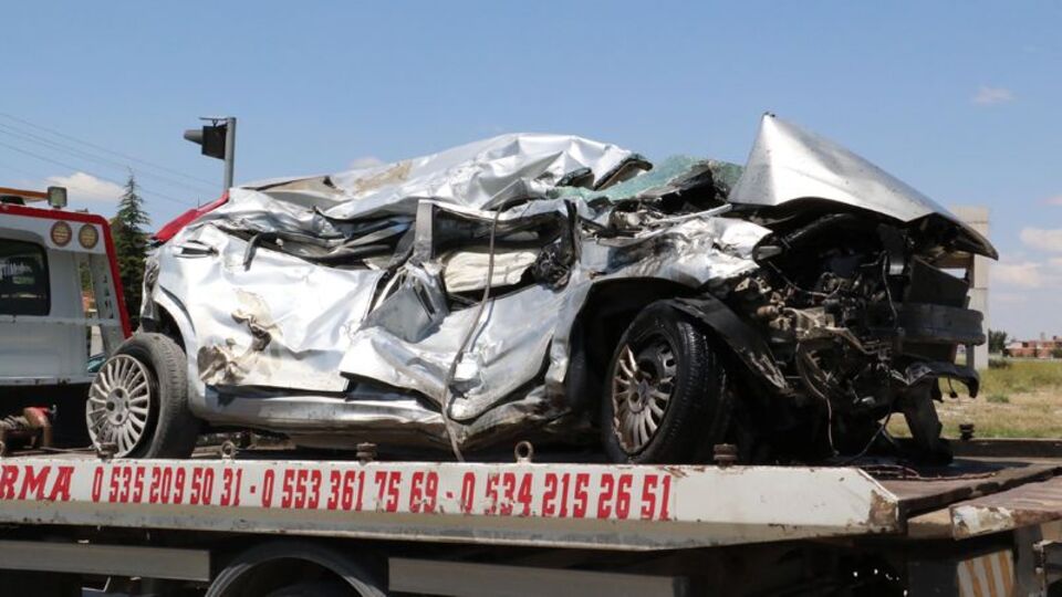 TIR kırmızı ışıkta geçti: 1 ölü, 1 yaralı