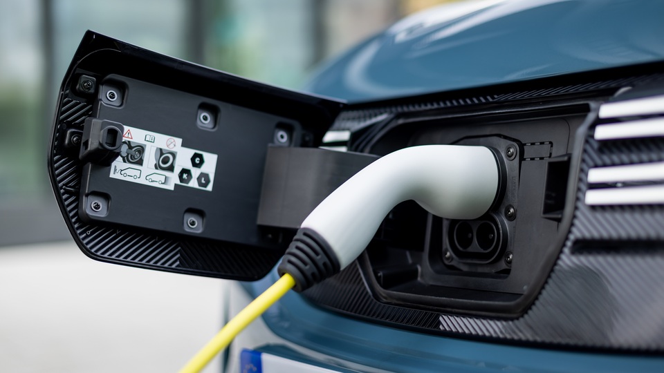 İlk elektrikli modeli Türkiye'ye geldi