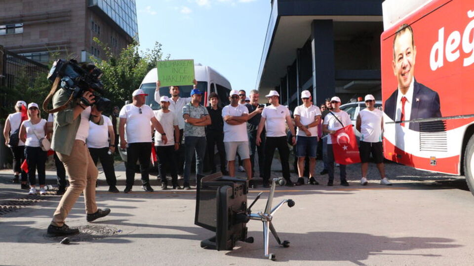 Tanju Özcan koltuk fırlattı