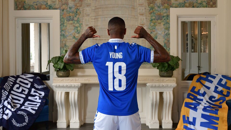 Ashley Young'ı Everton aldı!