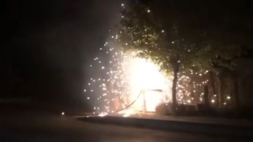 Elektrik kabloları havai fişek gibi patladı!