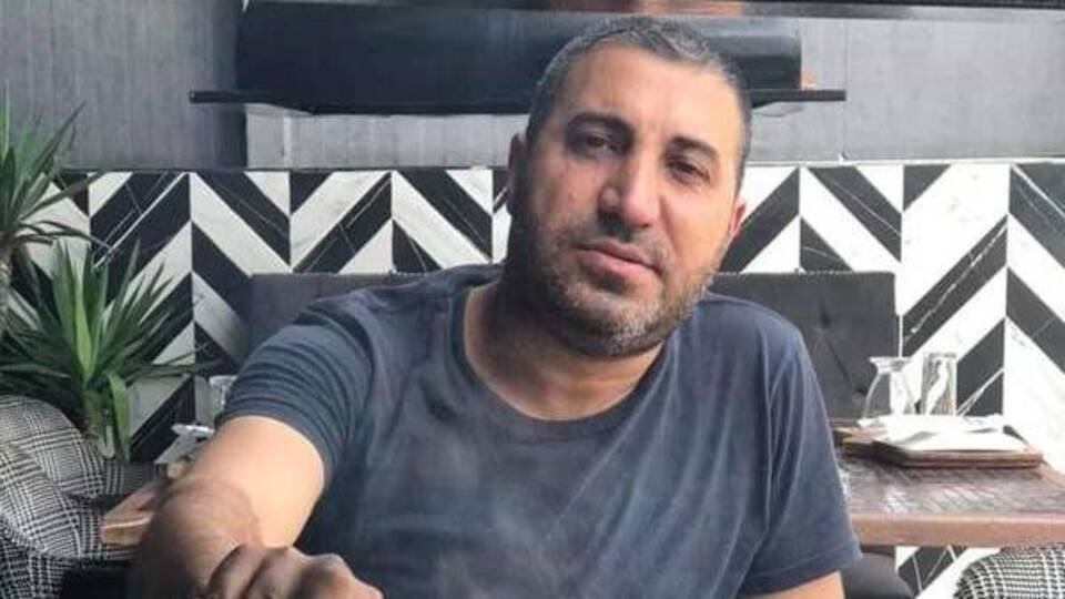 Dükkanında başından vuruldu