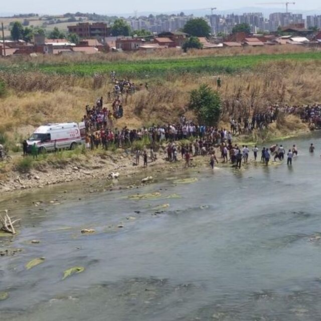 Çaya giren çocuk boğuldu