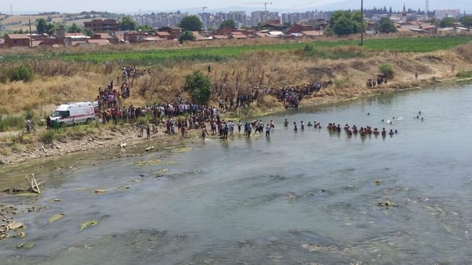 Çaya giren çocuk boğuldu