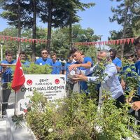 Şehit Ömer Halisdemir'in kabrine akın