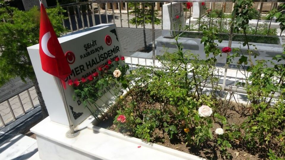 Şehit Ömer Halisdemir'in kabrine akın