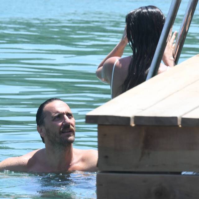 Denizde gizemli tanışma